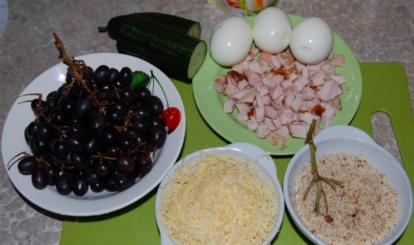 1. Этап. Салат Тиффани с копченой курицей: Ингредиенты подготовьте. Яйца отварите. Сыр натрите. Орехи измельчите.