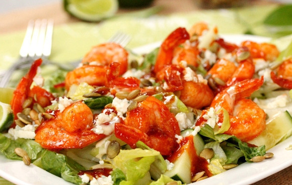 1. Этап. Салат с креветками: В конце добавьте в салат семена, оставшийся соус со сковороды и соус 