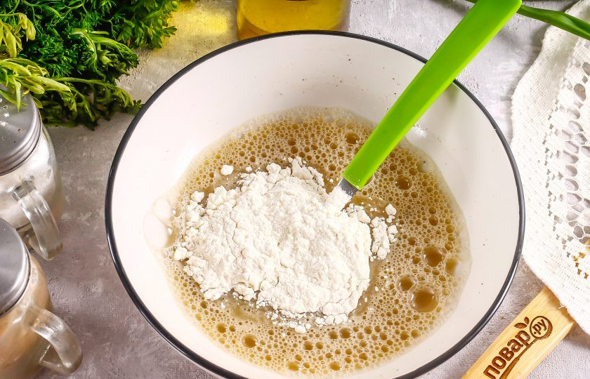 1. Этап. Курица в пивном кляре: Всыпьте пшеничную муку и вмешайте ее аккуратными движениями, стараясь не образовывать комочки. Муки может потребоваться чуть больше в зависимости от величины куриного яйца. Вместе с мукой можно вмешать щепотку приправы для курицы.