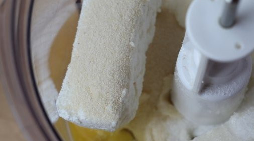 1. Этап. Творожная запеканка на пару: В чашу блендера выкладываем творог, манку, яйца, сахар и ванилин.