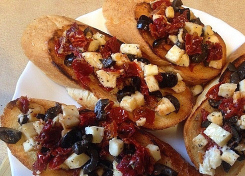 1. Этап. Брускетта: И выкладываем на кусочки обжаренного ароматного хлеба. Блюдо готово.