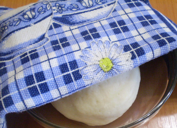 1. Этап. Заварное тесто для вкусных вареников: Тесто накройте плотно салфеткой и оставьте 