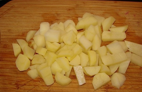 1. Этап. Уха со сливками: 7. Очистите и нарежьте мелкими кубиками картофель.