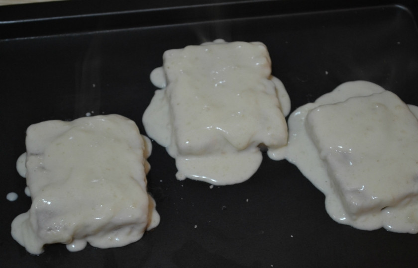 1. Этап. Рыба, запеченная под молочным соусом: Залейте рыбку соусом и отправьте в духовку на 20 минут. Эта рыба готовится очень быстро, поэтому, как только сверху появится румяная корочка, противень нужно доставать из духовки.