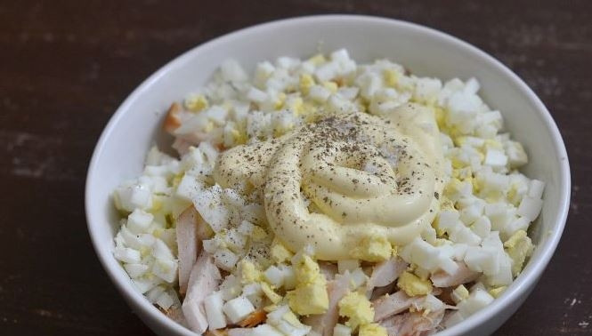 1. Этап. Салат с грудкой и грибами: Добавьте майонез, поперчите и посолите. Тщательно все перемешайте, поставьте салат в холодильник на несколько часов и затем подавайте к столу.