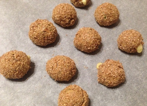 1. Этап. Диетические туннаболы: Выпекаем в разогретой до 180 градусов духовке минут 15. Из некоторых туннаболов вытек сыр, это предупредить, конечно, сложно.