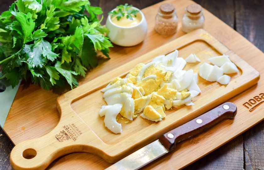 1. Этап. Салат с апельсином и чесноком: Куриное яйцо почистите и нарежьте небольшими кусочками.