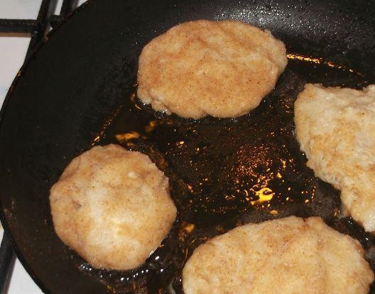 1. Этап. Котлеты из фарша минтая: 10. Разогрейте на сковороде растительное масло, обжарьте котлетки с двух сторон на среднем огне до румяной корочки.