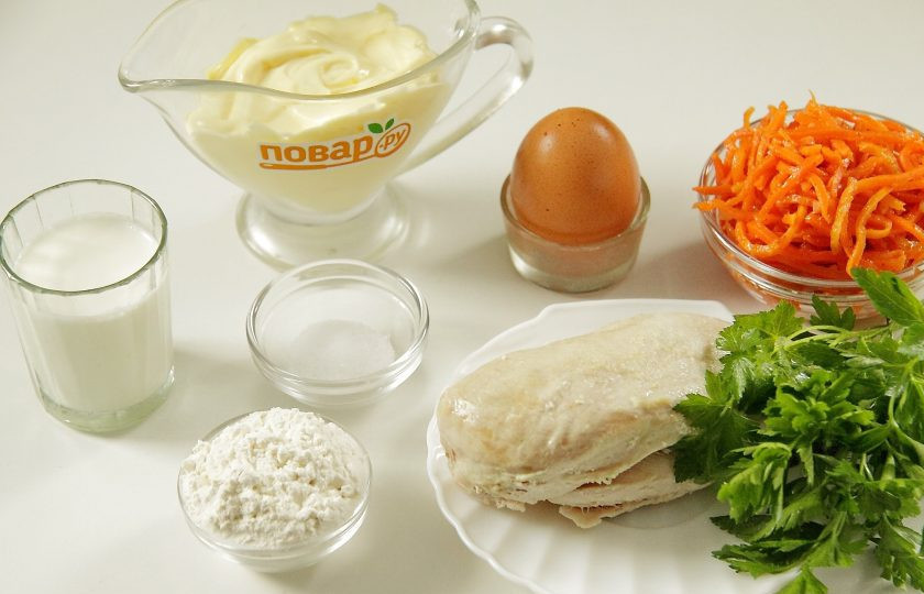 1. Этап. Слоеный салат Новогодний: Подготовьте все ингредиенты. Куриную грудку заранее отварите в подсоленной воде и остудите.