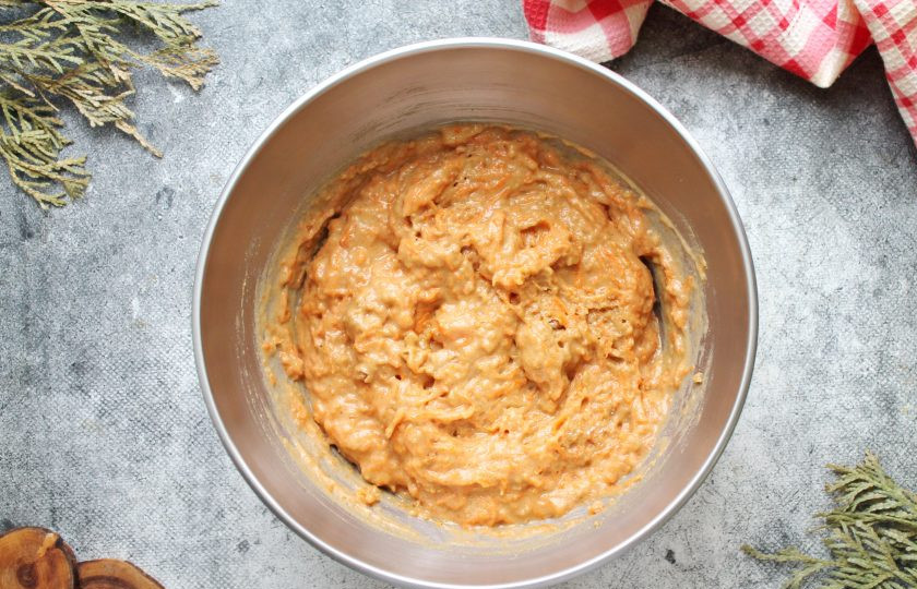 1. Этап. Морковно-гречневый кекс: Просейте мучную массу в миску с яйцами и морковью, аккуратно перемешайте до однородного теста. Оно должно быть как густая сметана.