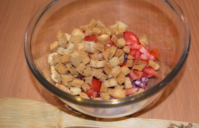 1. Этап. Салат Обезьянка с сухариками: Батон белого хлеба нарезаем на маленькие кусочки. Срезаем корочку, а мякоть нарезаем кубиками или соломкой. Теперь на сухом противне подрумяньте кусочки батона в духовке (при 180 градусах, не более 7 минут). Остудите сухарики, добавьте их в салатник.