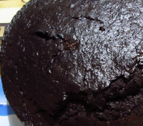 1. Этап. Большой торт: 5. Выложите готовое тесто в охлажденную форму и отправьте в разогретую до 180 градусов духовку на 30 минут. После выпекания дайте коржу немного остыть и извлеките его из формы.