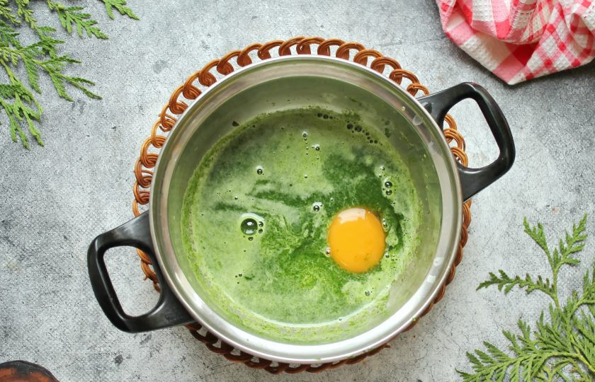 1. Этап. Закуска Виктория: В шпинатную массу разбейте одно яйцо, посолите и половину сахара, перемешайте до однородности.