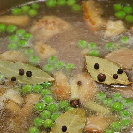 1. Этап. Русский постный суп: Далее, добавьте лавровые листья, перец горошком и семена гвоздики.