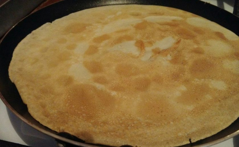 1. Этап. Блины на молоке с мясом: 5. Жарим с обеих сторон до румяного цвета и выкладываем на блюдо. Смазывать маслом не нужно, поскольку готовые блины мы будем поджаривать перед подачей.