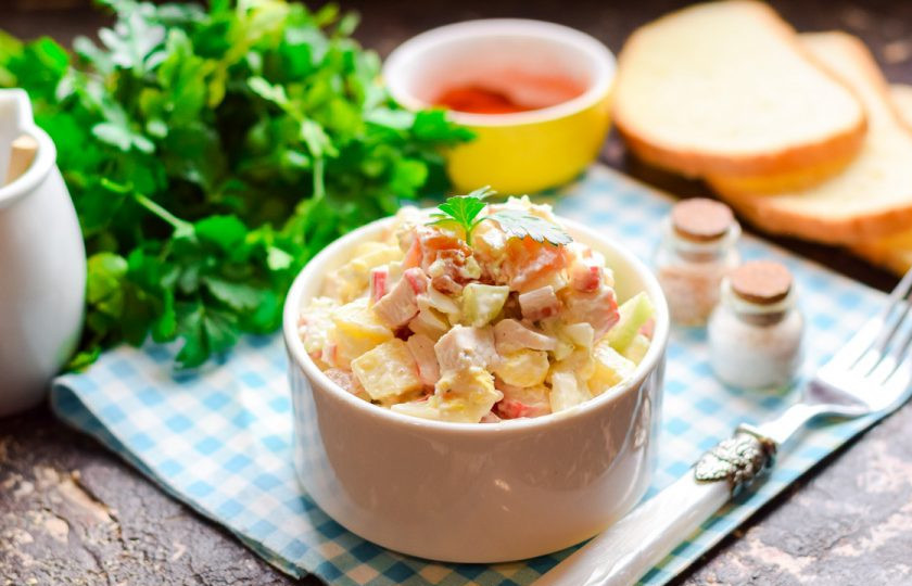 1. Этап. Салат с семгой и крабовыми палочками: Приятного аппетита!