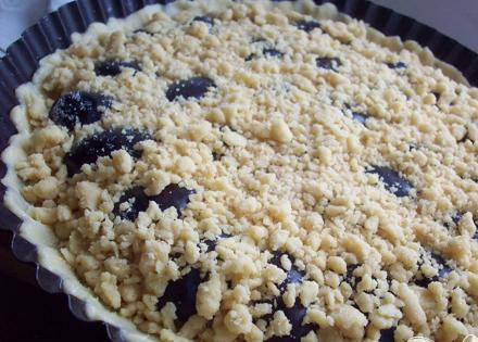 1. Этап. Сливовый пирог: 5. Приготовим присыпку. Между пальцев перетрем оставшееся тесто, сделаем крошки. Можно добавить панировочных сухарей. Посыпаем присыпкой пирог. Минут на 20-30 отправляем в разогретую духовку, температура 150-170 градусов.