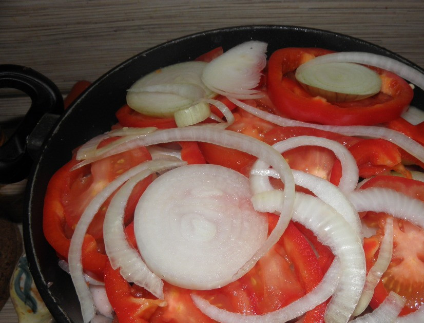 1. Этап. Баранина в собственном соку: Снова овощи, затем мясо. И так до верха кастрюли чередуйте слои, сдабривая чесноком.