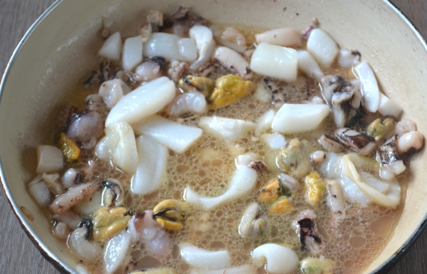 1. Этап. Салат Морской коктейль с креветками и кальмарами: Замороженный морской коктейль, не размораживая, отправьте в разогретую сковороду, обжарьте морепродукты до испарения жидкости.