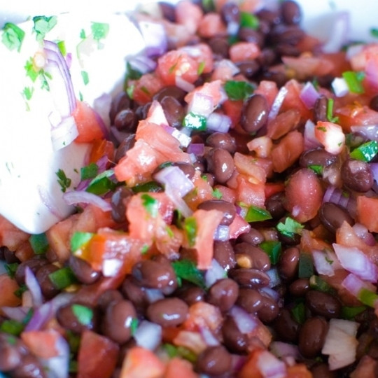 1. Этап. Салат с черной фасолью: Перемешиваем.