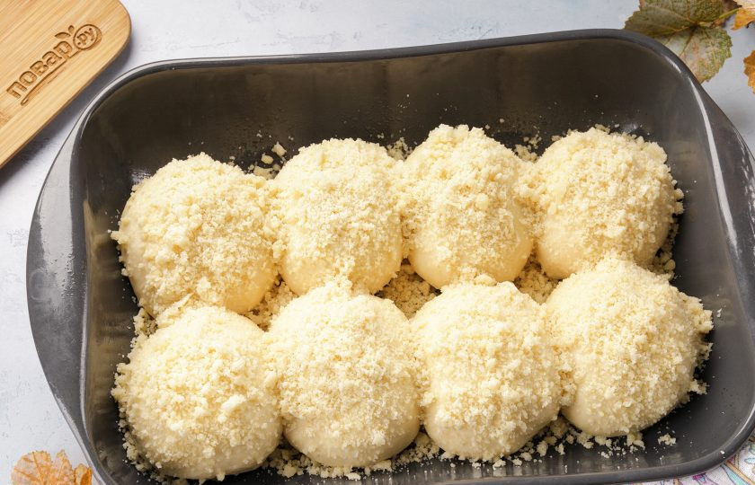 1. Этап. Булочка с посыпкой: Смажьте булочки взбитым яйцом и сверху посыпьте готовой крошкой из холодильника.