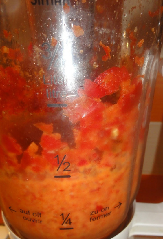 1. Этап. Грузинская аджика с орехами на зиму: 2. В блендере смешаем чеснок и перец до однородности.