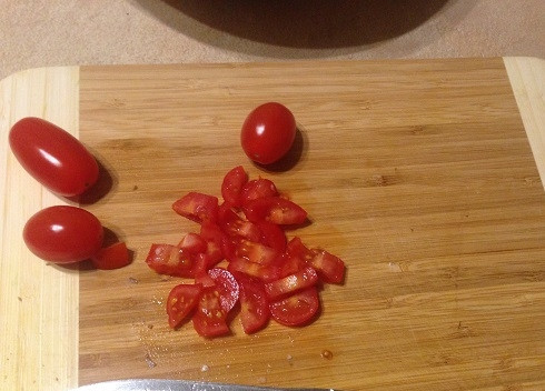 1. Этап. Перец, запеченный с пастой, грибами и сыром: 5. Нарежем небольшими кусочками помидоры черри. Можно взять обычный помидор, но использовать его без сердцевины с семечками.