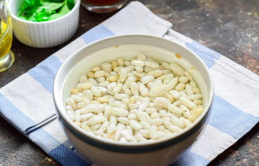 1. Этап. Картошка с фасолью в мультиварке: Фасоль заранее замочите в холодной воде на ночь.