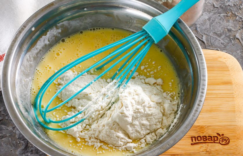 1. Этап. Блины с ананасом: Всыпьте пшеничную муку и перемешайте тесто, чтобы не образовались комочки. Последним влейте растительное масло. Или смазывайте сковороду каждый раз перед добавлением очередной порции теста.