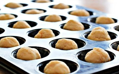 1. Этап. Булочки с сыром и чесноком: Теперь смазываем форму маслом и выкладываем в нее наши шарики. Помещаем форму в разогретую до 200 градусов духовку на 15-17 минут.