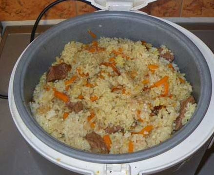 1. Этап. Узбекский плов в мультиварке: Открыть мультиварку, попробовать рис. если он еще твердоватый - долить немного воды и готовить 10- минут дополнительно. Если плов уже готов, перемешать, вынуть чеснок.