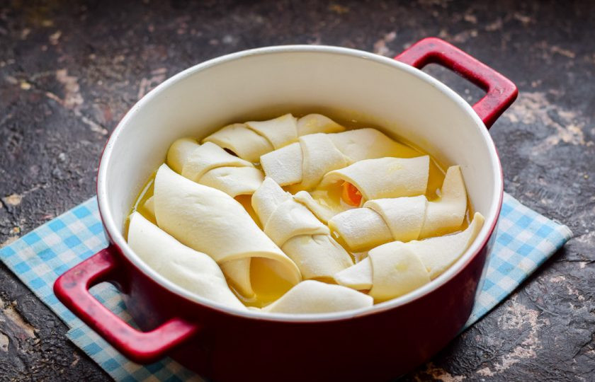 1. Этап. Слойки с мандаринами: В форму для духовки влейте немного соуса, выложите заготовки.