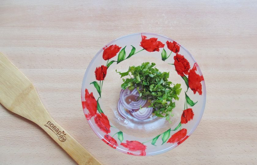 1. Этап. Салат с фасолью и яблоками: Петрушку помойте и нарежьте.