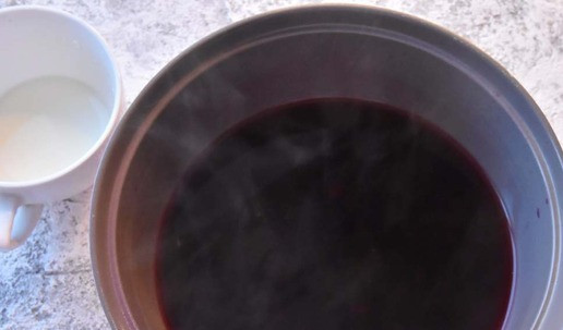 1. Этап. Рисовые биточки с киселем: В кипящий отвар вливаю крахмал размешанный в небольшом количестве холодной воды. Довожу кисель до кипения и варю до загущения. Снимаю с огня, накрываю крышкой и оставляю настояться и остыть.