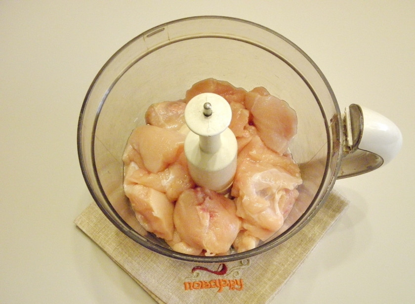 1. Этап. Куриное суфле для детей: Куриное мясо порежьте крупными кусочками и измельчите удобным способом. Можно воспользоваться мясорубкой или блендером. Посолите немного фарш.