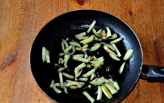 1. Этап. Курица по-китайски с баклажанами: Курицу снимите со сковороды и выложите баклажаны.