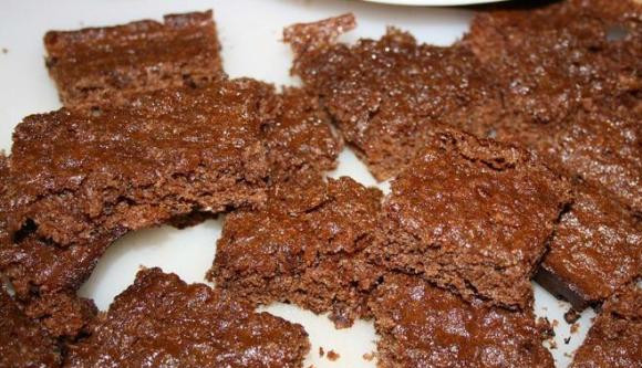 1. Этап. Торт Кучерявый мальчик: Корж, который испекли на противне, нарезаем небольшими кубиками.