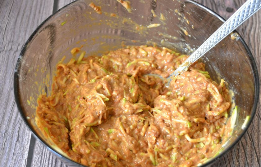 1. Этап. Печеночные оладьи с кабачком: Хорошо размешайте печено-кабачковую массу.