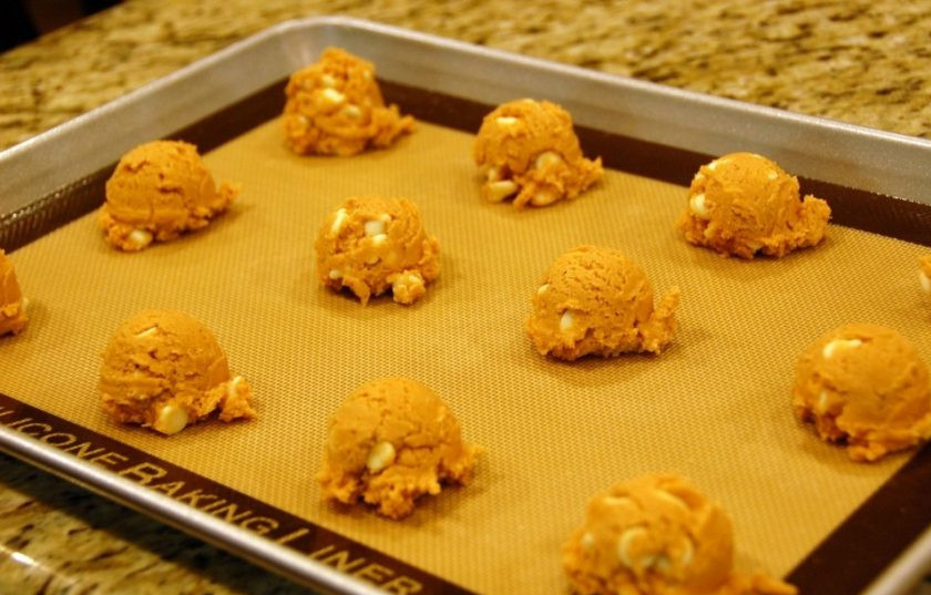 1. Этап. Оранжевое печенье: 6. На противень выложите по 1,5 столовые ложки теста на одно печенье, распространите на небольшом расстоянии друг от друга.