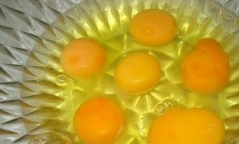 1. Этап. Торт Интрига: 1. Взбиваем охлажденные яйца миксером на высокой скорости. Постепенно всыпаем сахар и взбиваем еще около 7 минут.