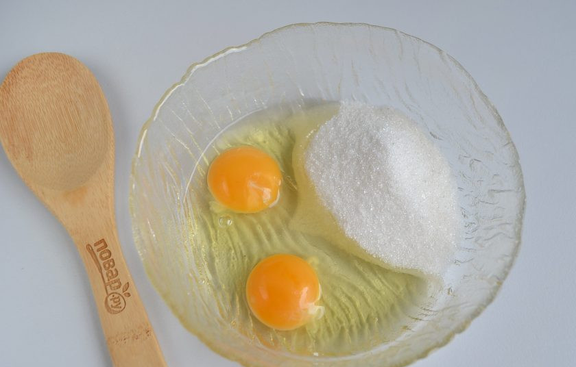 1. Этап. Шоколадная кростата: Сначала приготовьте тесто для кростаты. Для этого соедините два яйца с сахаром и щепоткой соли.