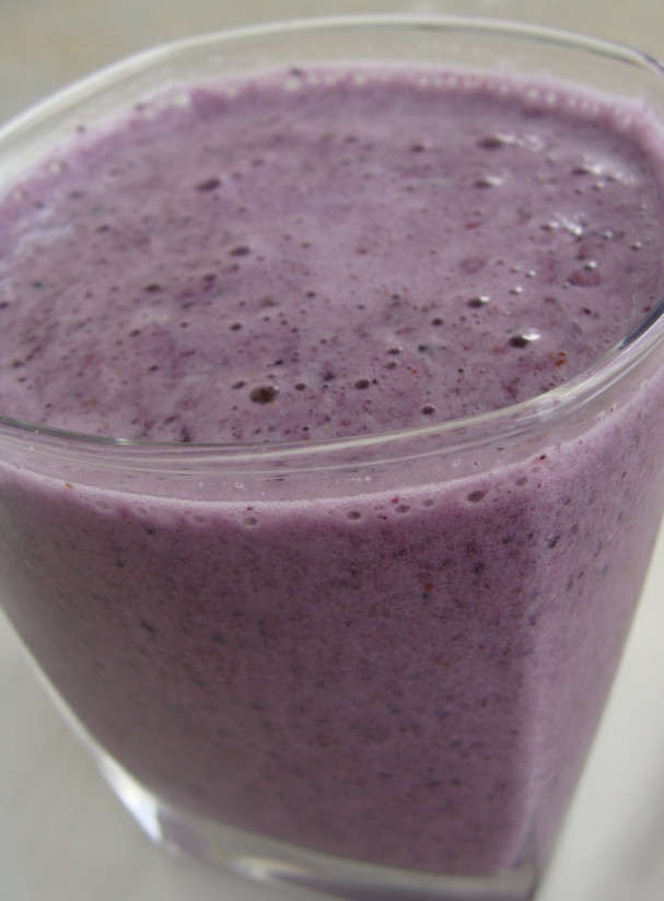 1. Этап. Витаминный напиток Черничное блаженство: 4. Перелейте готовое «Черничное блаженство» в красивый стакан и наслаждайтесь вкусом и пользой здорового продукта.