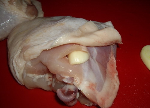 1. Этап. Курица в рукаве с картошкой: 2. Вымойте и обсушите курицу. В данном случае используются ножки, но вы можете взять любые части. Для любителей чеснока рекомендую очистить зубчики и нафаршировать ими курочку.