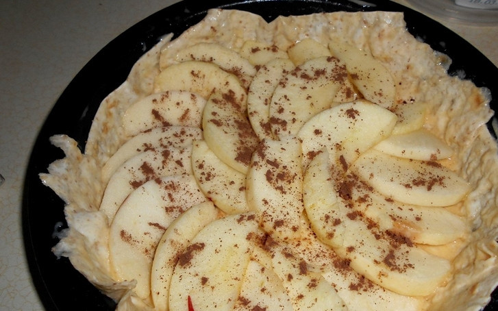 1. Этап. Слоеный пирог с ягодами: Форму для запекания смажьте маслом. Для заливки взбиваем яйца с сахаром и сметаной. Вымачиваем оба листа теста в заливке, выкладываем в форму. Сверху раскладываем дольки яблока. Присыпаем корицей и ванилью.