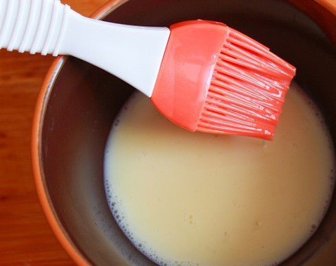 1. Этап. Блинчики по-корейски: Разбиваем в миске яйцо, которым мы будем смазывать блинчики и хорошо взбиваем. Смазывать будем силиконовой кисточкой - это очень удобно.