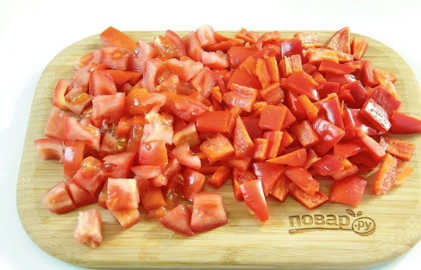1. Этап. Баклажаны с мясом и овощами: Нарежьте крупными кубиками помидоры и перец.