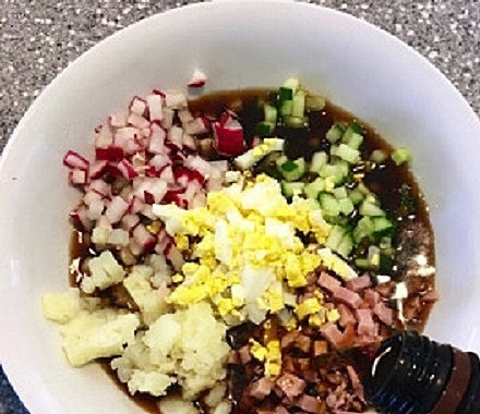 1. Этап. Окрошка с квасом: Квас лучше наливать сразу в тарелки. Опять же: кому-то побольше, кому-то поменьше. Солим окрошку по вкусу.