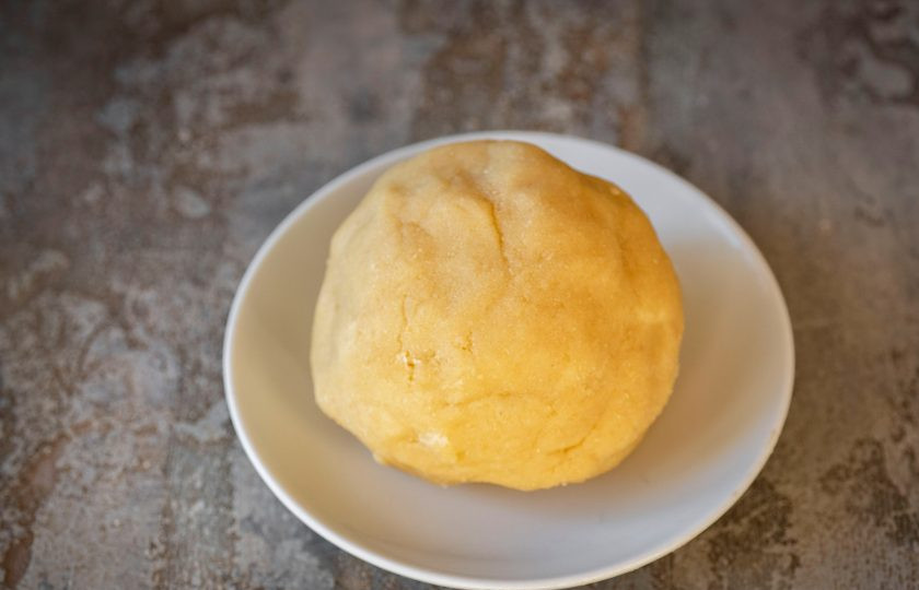 1. Этап. Кето-печенье: Сначала лопаткой, а затем и руками замесите мягкое, эластичное, не прилипающее к пальцам тесто.