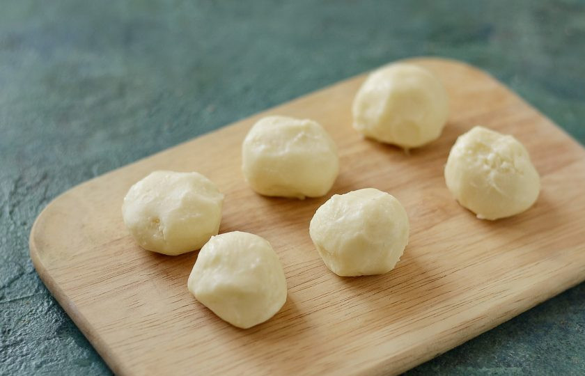 1. Этап. Кокосовый трюфель: Скатайте из массы шарики.