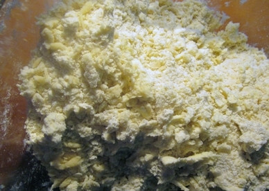 1. Этап. Быстрое слоеное тесто за 15 минут: И ни в коем случае не перетирайте руками, масло не должно растаять.